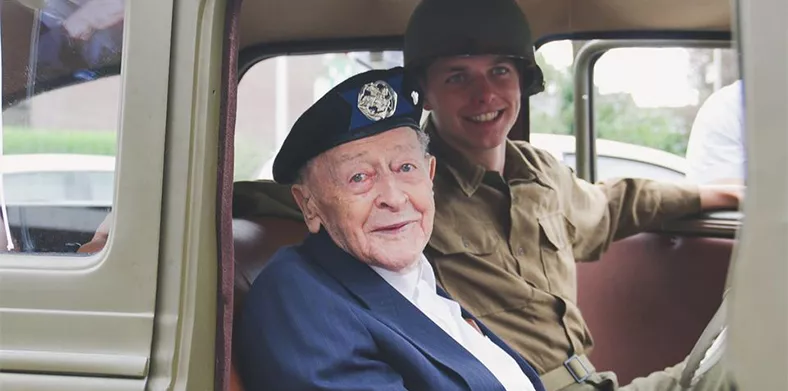 100e verjaardag van Tweede Wereldoorlog Veteraan Klaas Appel wordt gevierd met een rondrit in een Legervoertuig van een museum