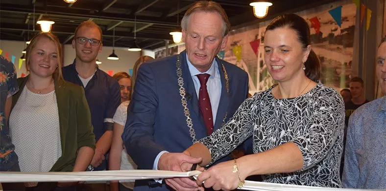 Burgemeester knipt lintje door om een nieuw museum over de Tweede Wereldoorlog te openen