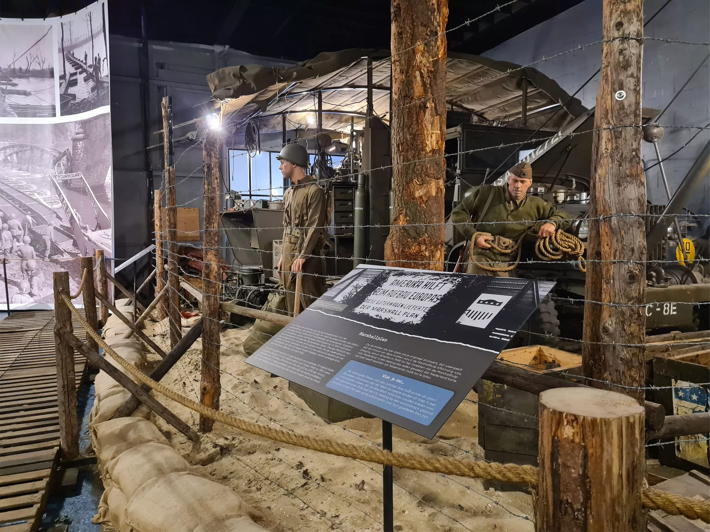 Interessante verhalen over Tweede Wereldoorlog spullen uit het Amerikaanse leger in een Oorlogsmuseum