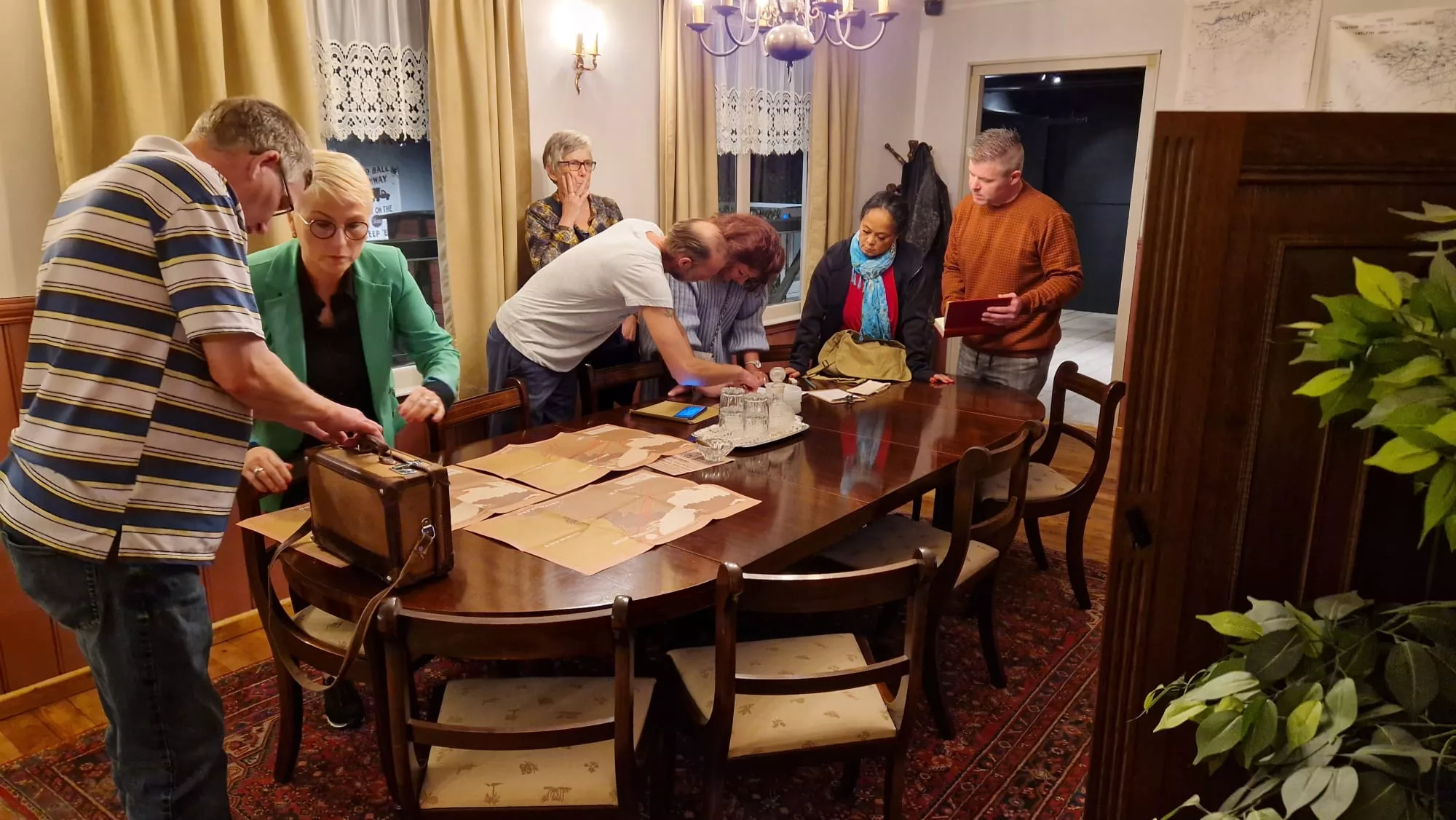 Bezoekers spelen de militaire Escaperoom met elkaar in een Oorlogsmuseum met een opdracht in de Tweede Wereldoorlog Warroom