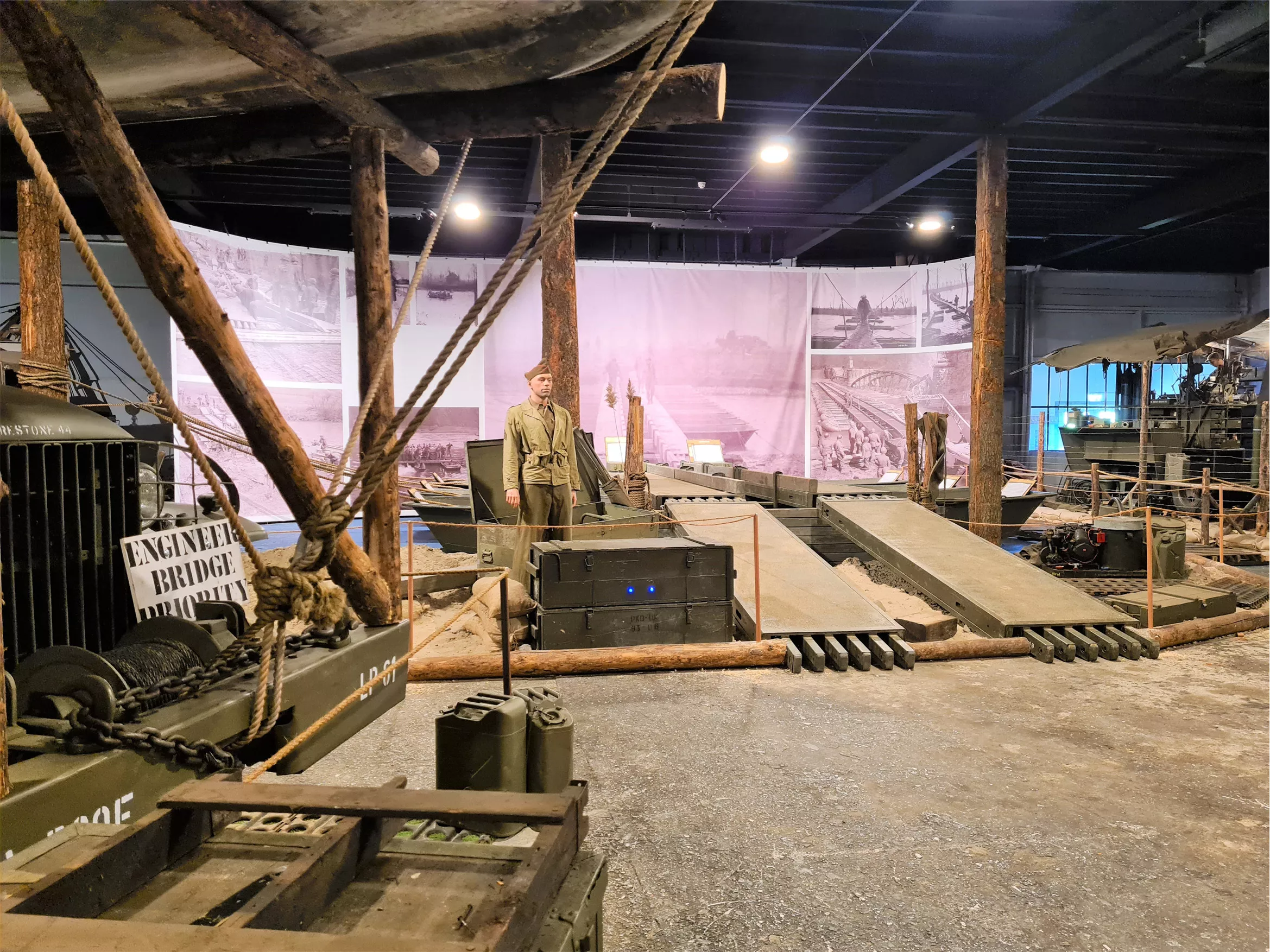 Militaire display met legervoertuigen, noodbruggen, poppen met uniform, tanks, kanonnen en wapens uit de Tweede Wereldoorlog