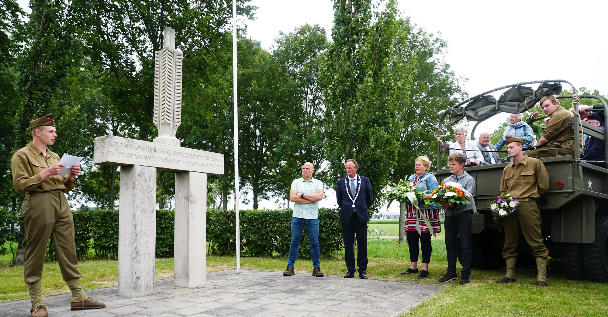 Rondrit in Legervoertuigen met museumbezoekers langs Tweede Wereldoorlog Monumenten in Nederland waarbij de geschiedenis verteld wordt