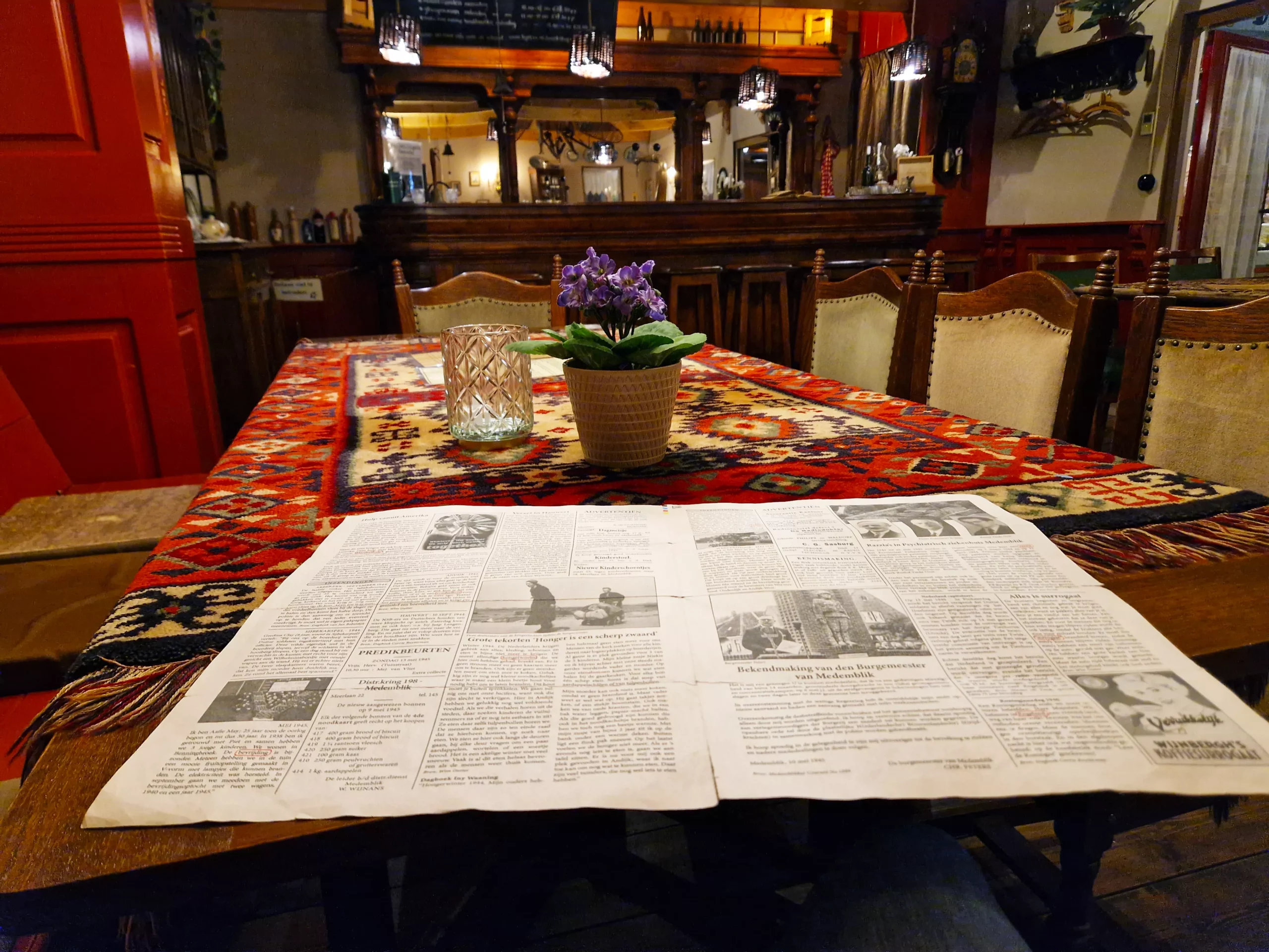 Een Tweede Wereldoorlog krant ligt op tafel in een oud bruincafé in een Oorlogsmuseum