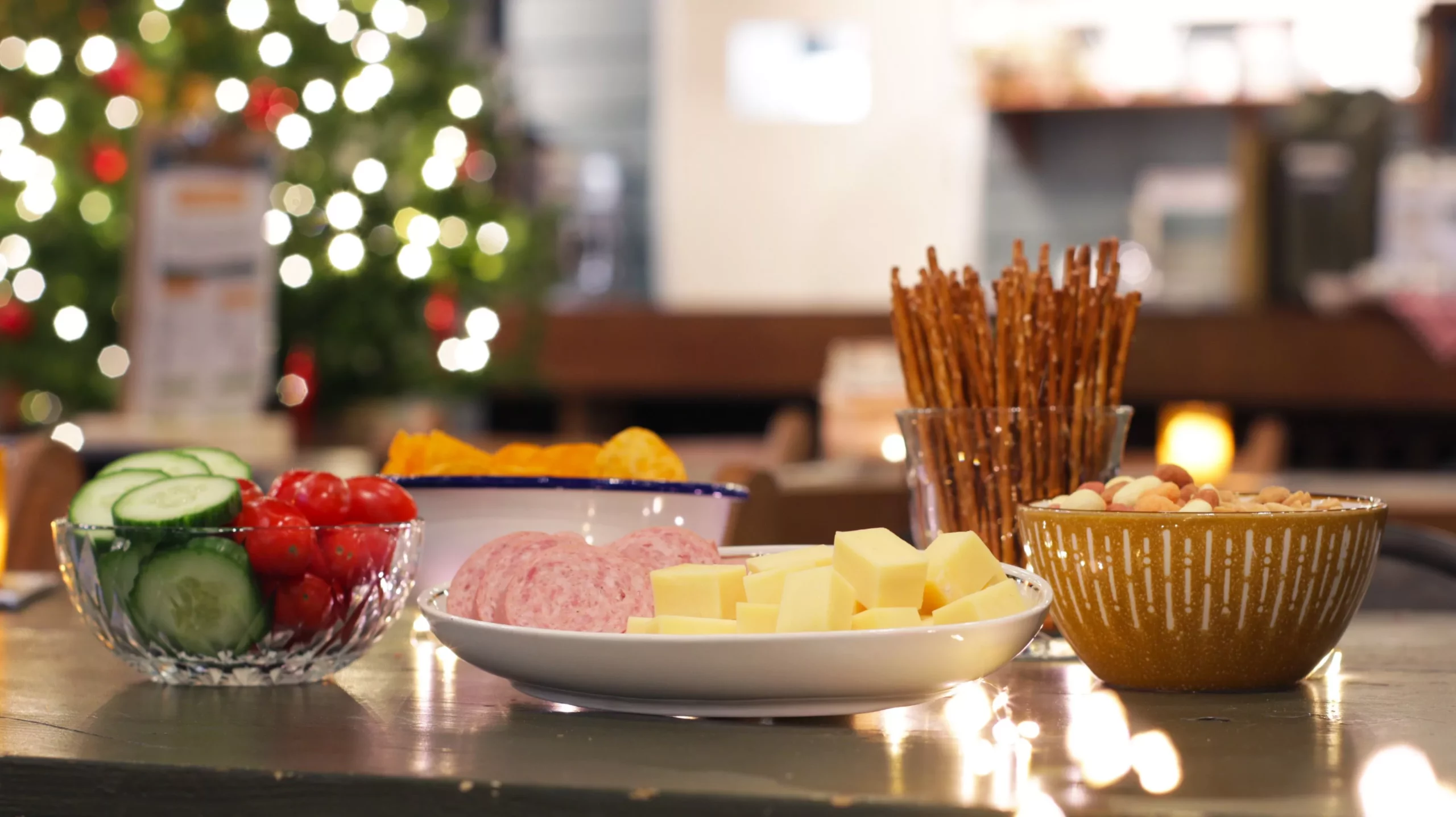 Heerlijke borrelhapjes op tafel met kaas, worst, chips, nootjes en gezonde snacks voor een actief groepsuitje in een leuk museum