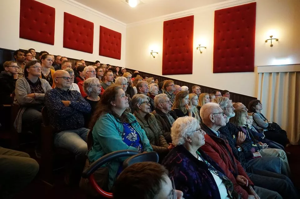 Mensen kijken in een mooie Theaterzaal met 100 zitplaatsen naar een theaterfilmvoorstelling, goedkope huur van een theaterzaal in Noord-Holland