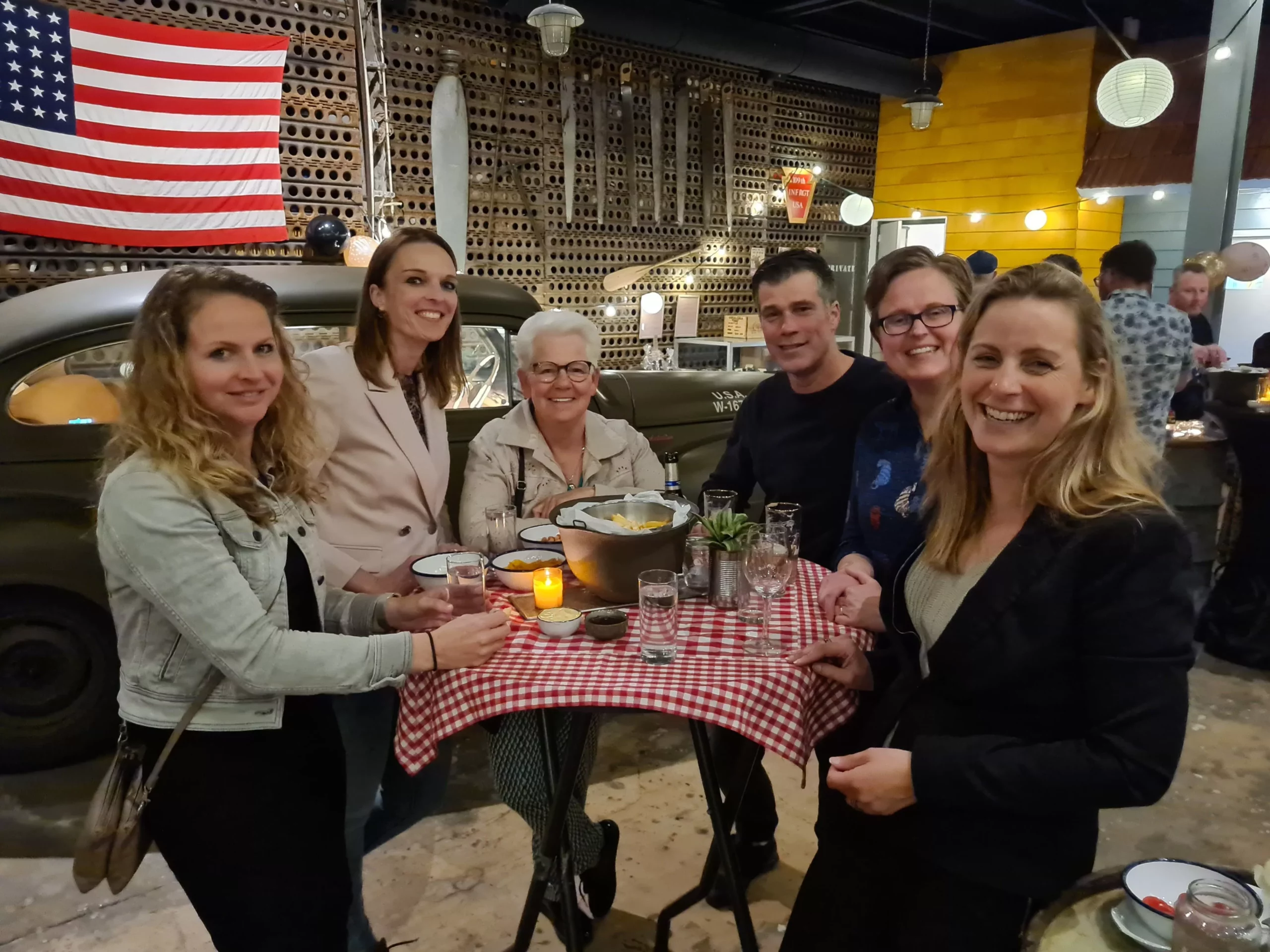 Mensen genieten van heerlijke hapjes en drankjes tijdens een leuk avondfeest op een mooie feestlocatie in Medemblik in regio West-Friesland