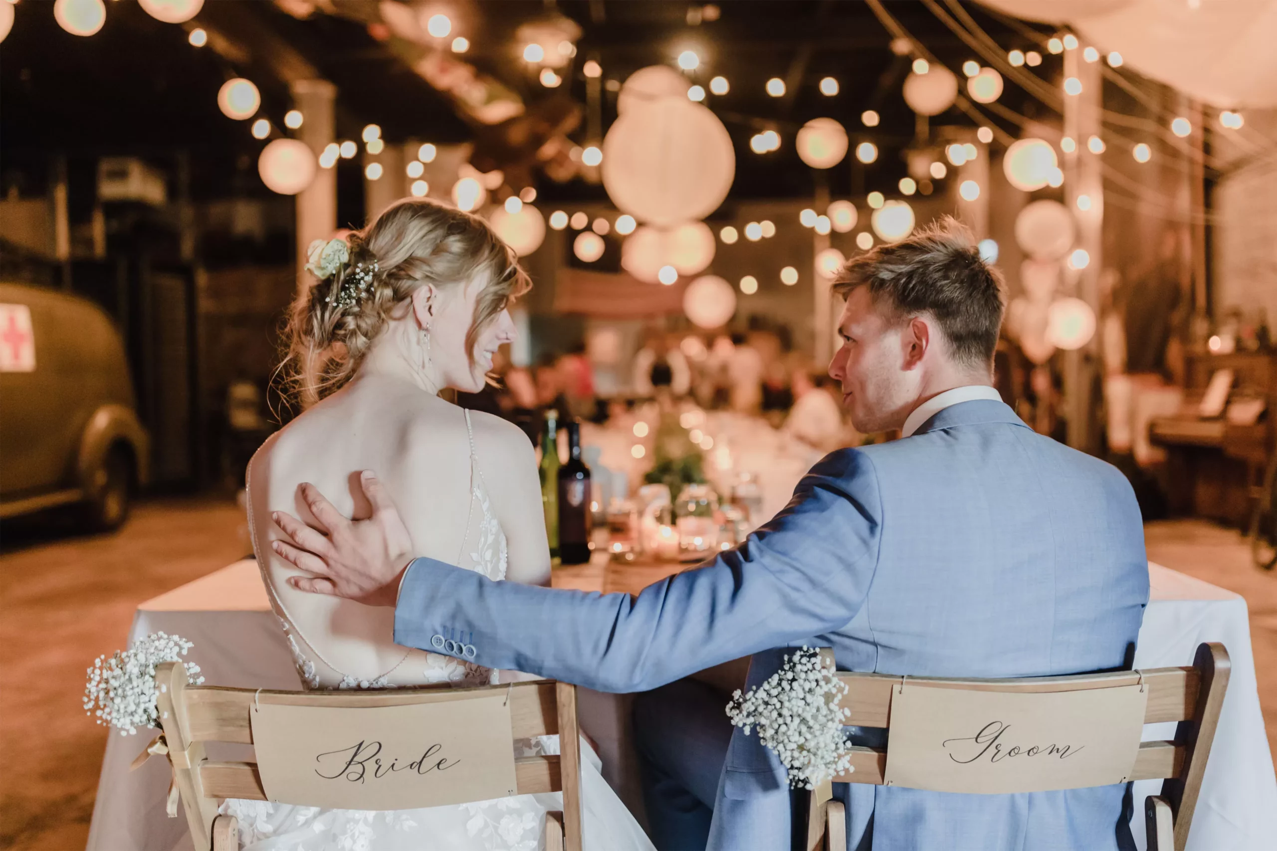 Bruidspaar geniet van de mooie en goedkope trouwlocatie met goedkoop avondfeest en goedkope ceremonie in Noord-Holland, Westfriesland, Hoorn