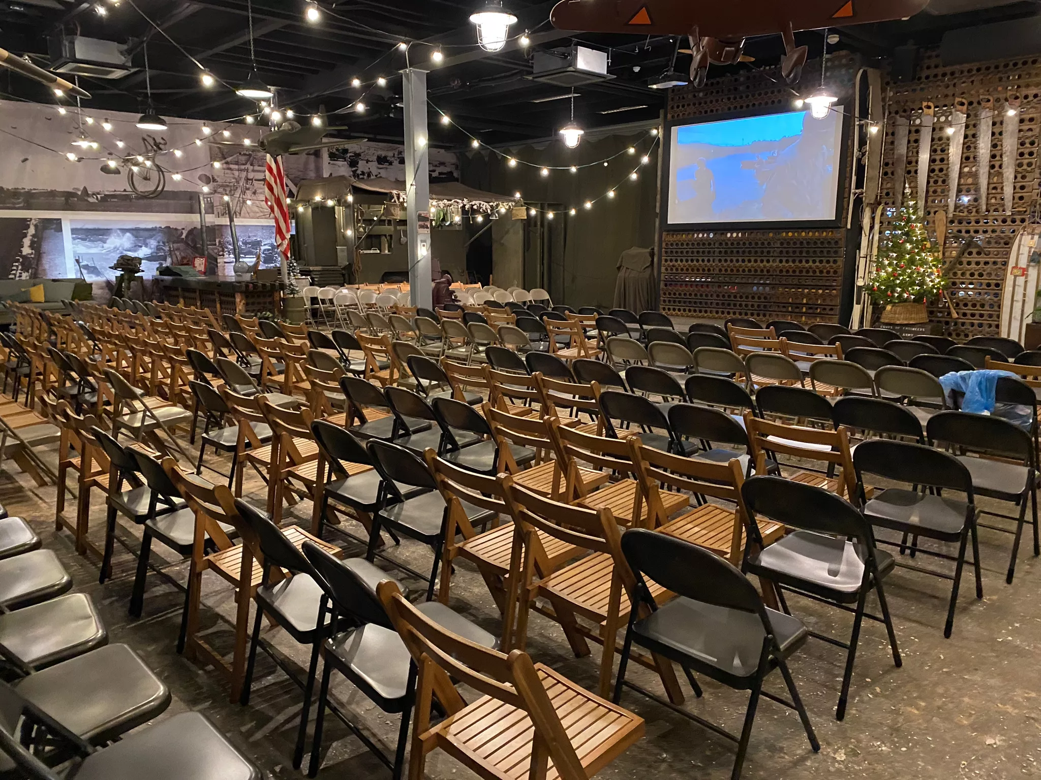 Grote goedkope sfeervolle zaal met grote rijen stoelen geschikt voor grote bijeenkomsten, conferences, feesten voor grote groepen in Medemblik