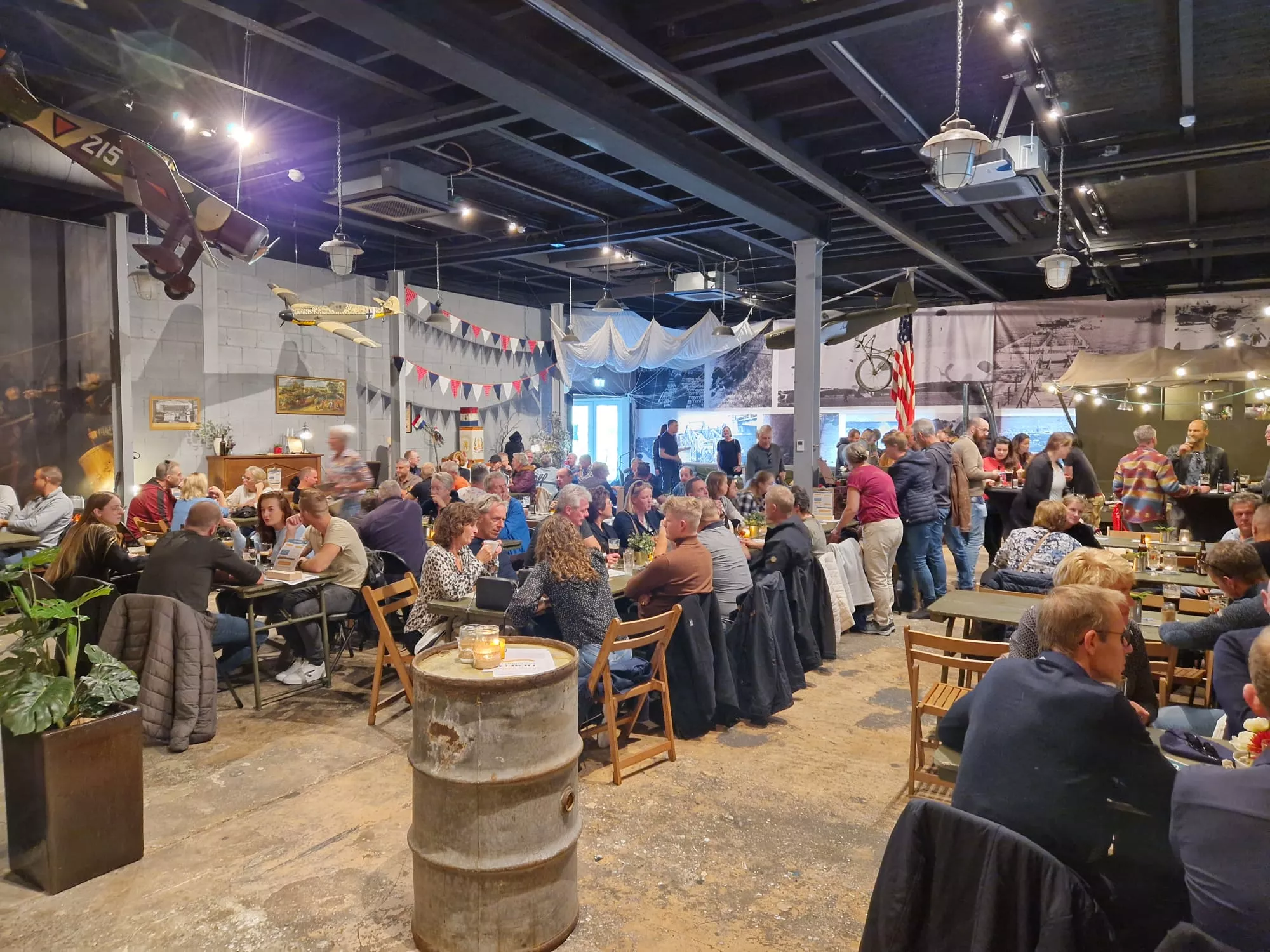 Een grote groep mensen geniet van een bijeenkomst op een mooie goedkope locatie met zaalverhuur in Westfriesland, Medemblik inclusief catering